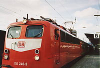 Lok 110 240 im Bahnhof Würzburg mit mir aus dem Fenster schauend - aufgenommen im Jahr 1998.